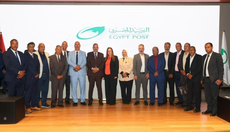 الأستاذة/ داليا الباز تجتمع مع أعضاء مجلس إدارة النقابة العامة للعاملين بالبريد