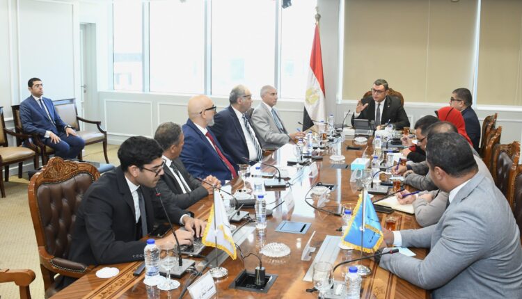 جانب من اجتماع وزير الإسكان