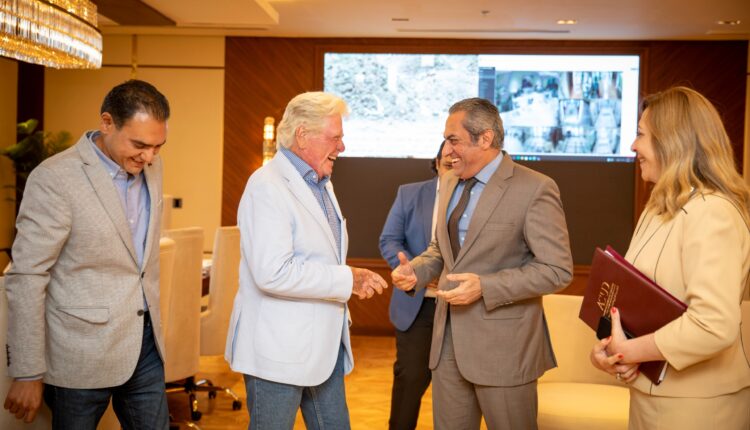 الفنان حسين فهمي يعلن عن تعاون فني لتوثيق المشروعات الثقافية بالعاصمة الإدارية