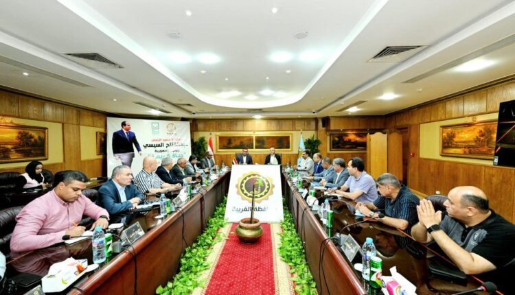 جانب من اجتماع وزير الإسكان مع محافظ الغربية