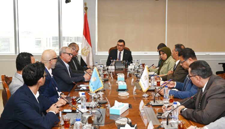جانب من اجتماع وزير الإسكان مع مسئولي «منصة مصر العقارية»
