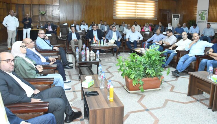 جانب من اجتماع وزير الإسكان