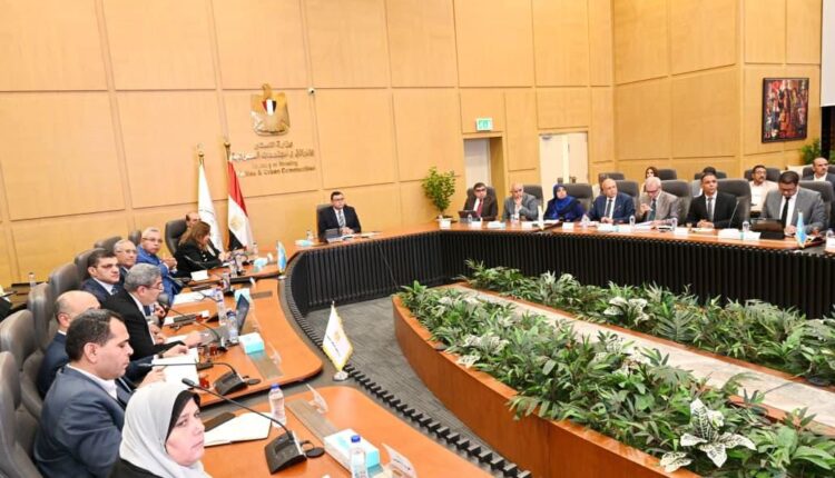 جانب من اجتماع وزير الإسكان