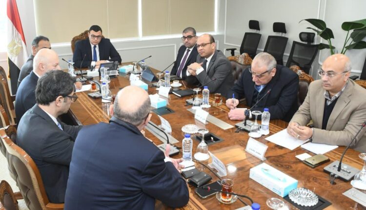 وزير الإسكان يلتقي وفداً من شركة «سان جوبان -Saint-Gobain الفرنسية»