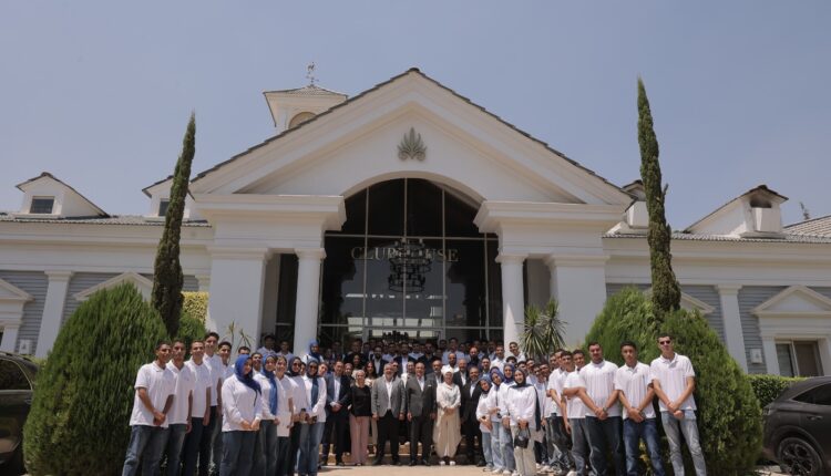 خريجي الدفعة الأولى من مدرسة ماونتن ڤيو الدولية للتكنولوجيا التطبيقية